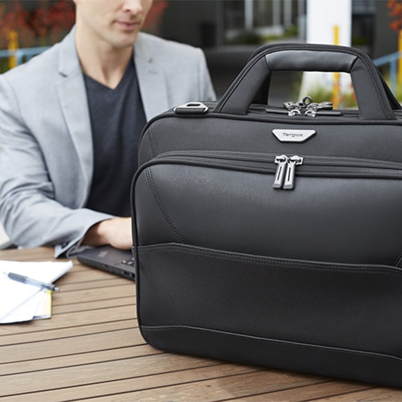Laptop Bags With a laptop bag, you can easily carry your laptop and things like a notebook or your lunch in one bag. Laptop Bags With a laptop bag, you can easily carry your laptop and things like a notebook or your lunch in one bag.
