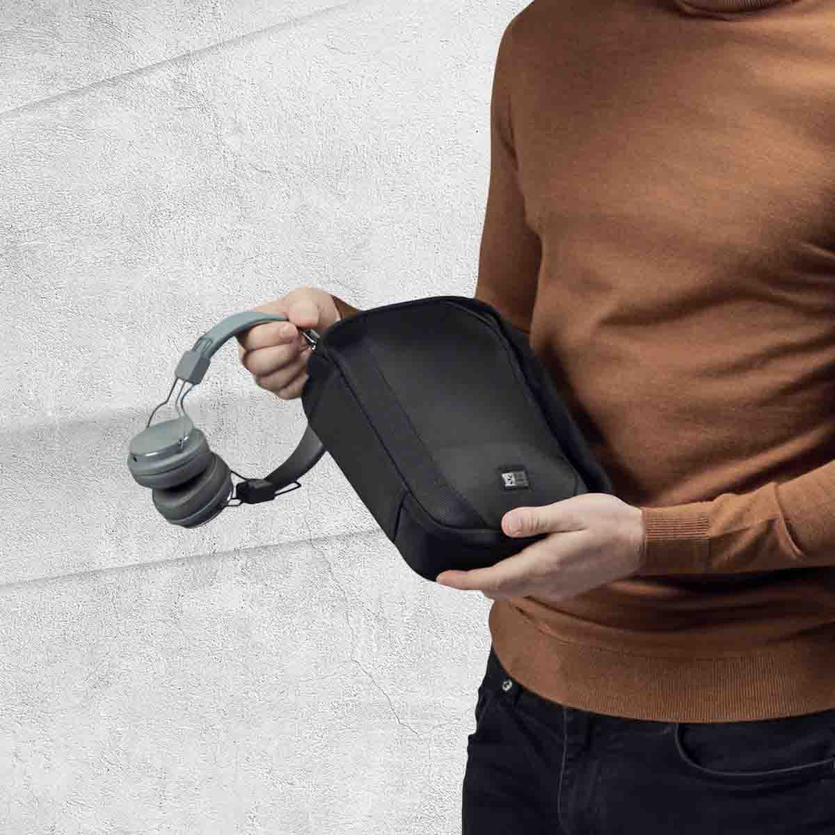 Accessory Bags Use the Accessory Bags to protect and easily carry all your cables, headphones and other accessories. Accessory Bags Use the Accessory Bags to protect and easily carry all your cables, headphones and other accessories.